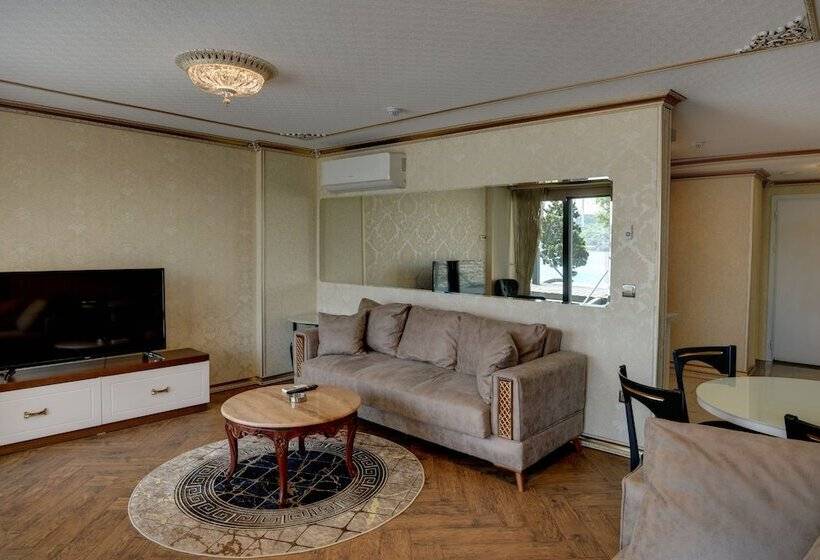 Отель Emirganli Suites
