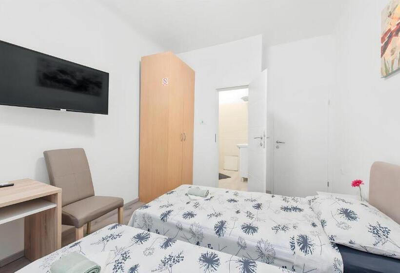 پانسیون Little Flower In City Center