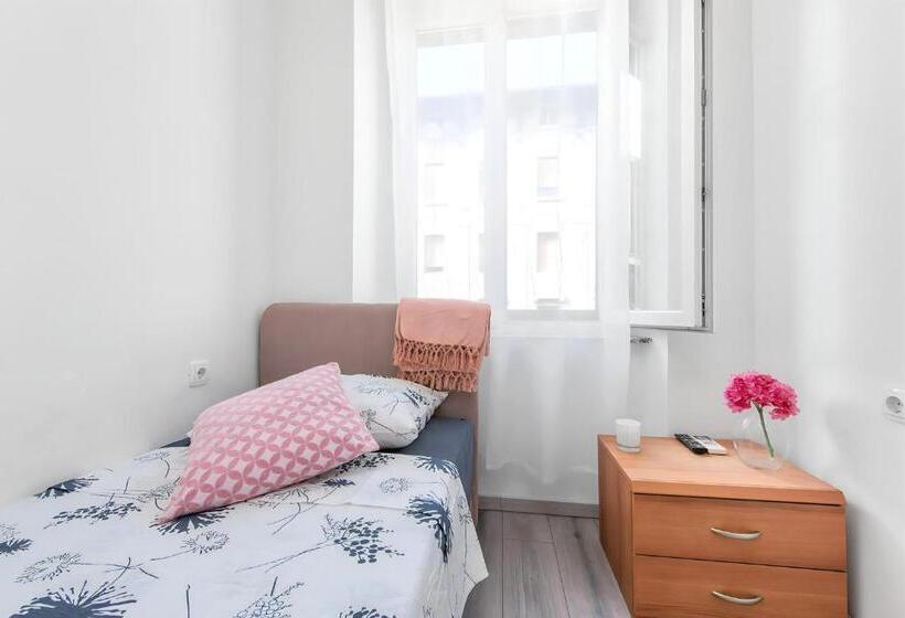 پانسیون Little Flower In City Center