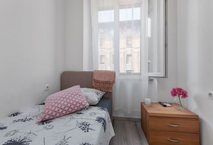 پانسیون Little Flower In City Center