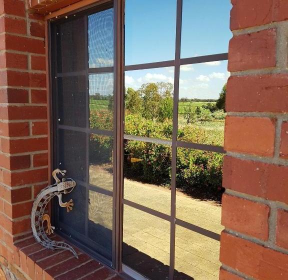 Barossa Glen ~ Henri's Cottage ~ Bed & Breakfast