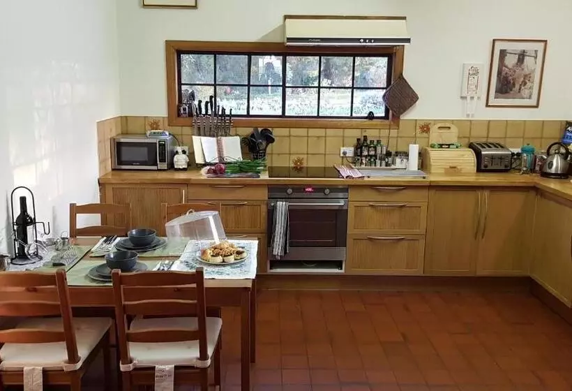Barossa Glen ~ Henri's Cottage ~ Bed & Breakfast