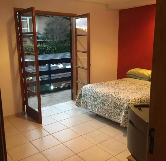 پانسیون Colinas Capivari Suites