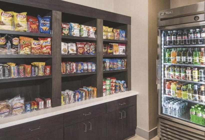 호텔 La Quinta Inn & Suites By Wyndham Locust Grove