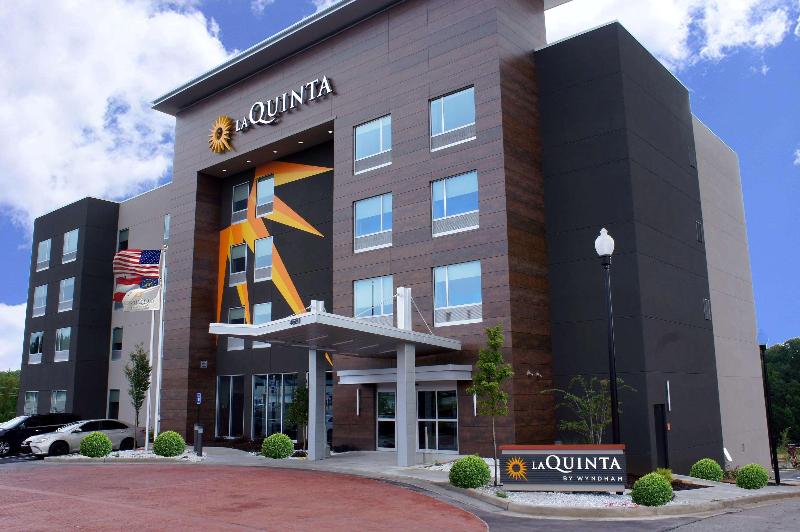 호텔 La Quinta Inn & Suites By Wyndham Locust Grove