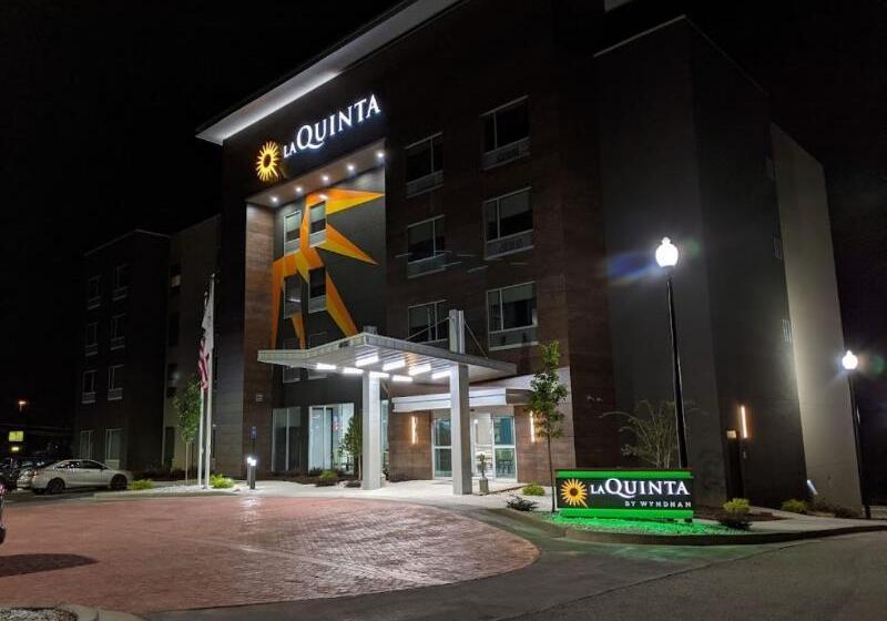 호텔 La Quinta Inn & Suites By Wyndham Locust Grove