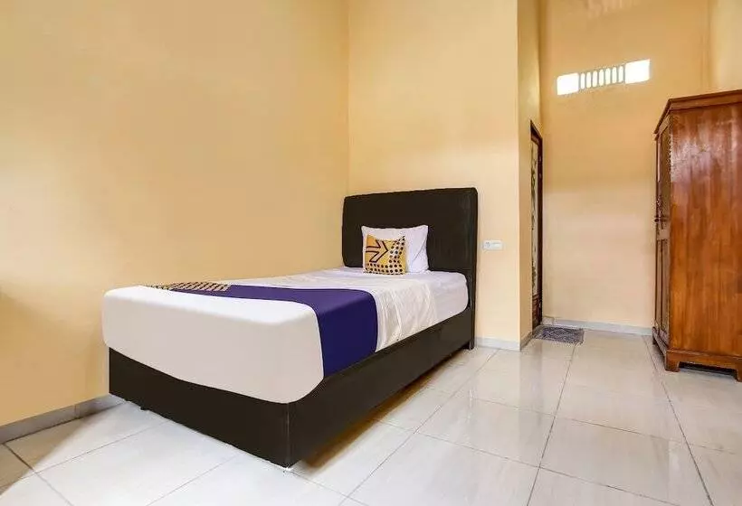 ホテル Spot On 90433 Serasi Kost