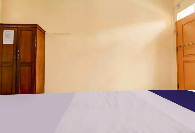 ホテル Spot On 90433 Serasi Kost