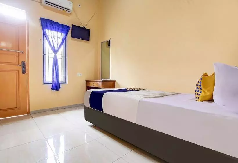 ホテル Spot On 90433 Serasi Kost