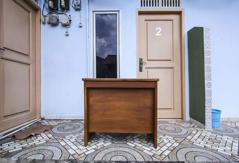 ホテル Spot On 90433 Serasi Kost
