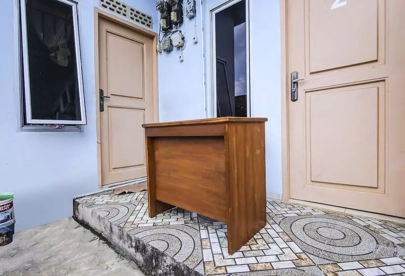 ホテル Spot On 90433 Serasi Kost