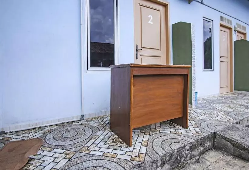 ホテル Spot On 90433 Serasi Kost