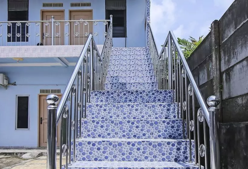 ホテル Spot On 90433 Serasi Kost
