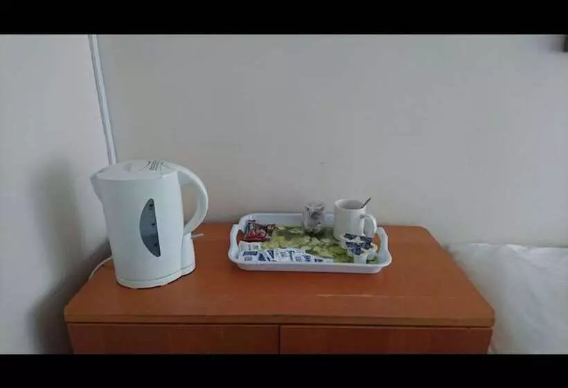 Majatalo Room In Guest Room   Double With Shared Bathroom Sleeps 1 2 Located 5 Minutes From Heathrow Dsbyr