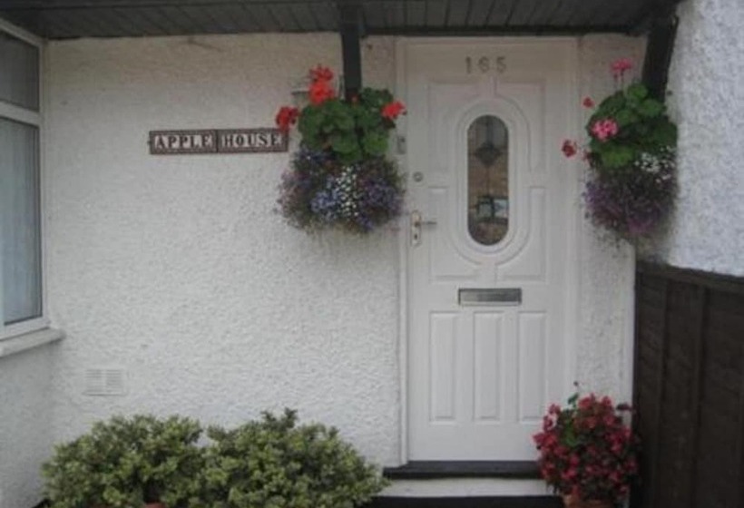 Pensione Room In Guest Room   Double With Shared Bathroom Sleeps 1 2 Located 5 Minutes From Heathrow Dsbyr