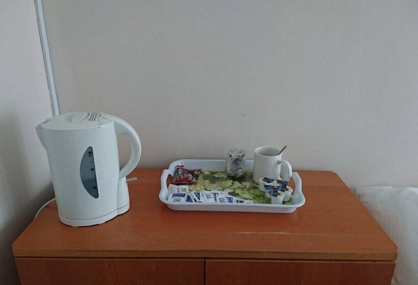 Pensione Room In Guest Room   Double With Shared Bathroom Sleeps 1 2 Located 5 Minutes From Heathrow Dsbyr