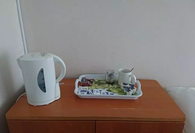 Majatalo Room In Guest Room   Double With Shared Bathroom Sleeps 1 2 Located 5 Minutes From Heathrow Dsbyr