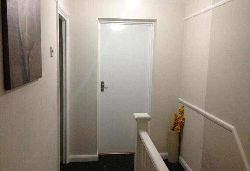 Pensione Room In Guest Room   Double With Shared Bathroom Sleeps 1 2 Located 5 Minutes From Heathrow Dsbyr