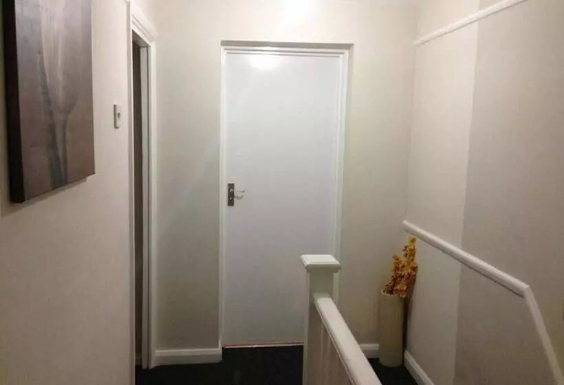 Majatalo Room In Guest Room   Double With Shared Bathroom Sleeps 1 2 Located 5 Minutes From Heathrow Dsbyr