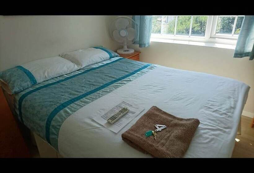 Pensione Room In Guest Room   Double With Shared Bathroom Sleeps 1 2 Located 5 Minutes From Heathrow Dsbyr