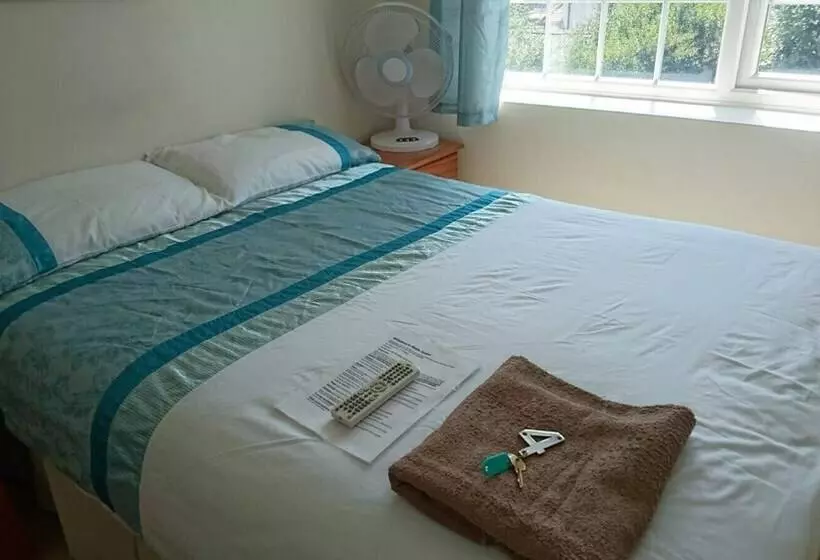 Majatalo Room In Guest Room   Double With Shared Bathroom Sleeps 1 2 Located 5 Minutes From Heathrow Dsbyr