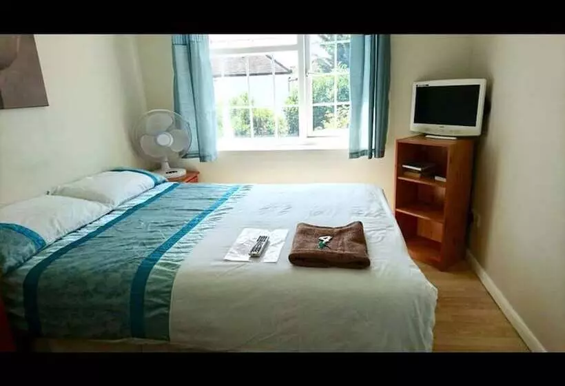 Majatalo Room In Guest Room   Double With Shared Bathroom Sleeps 1 2 Located 5 Minutes From Heathrow Dsbyr