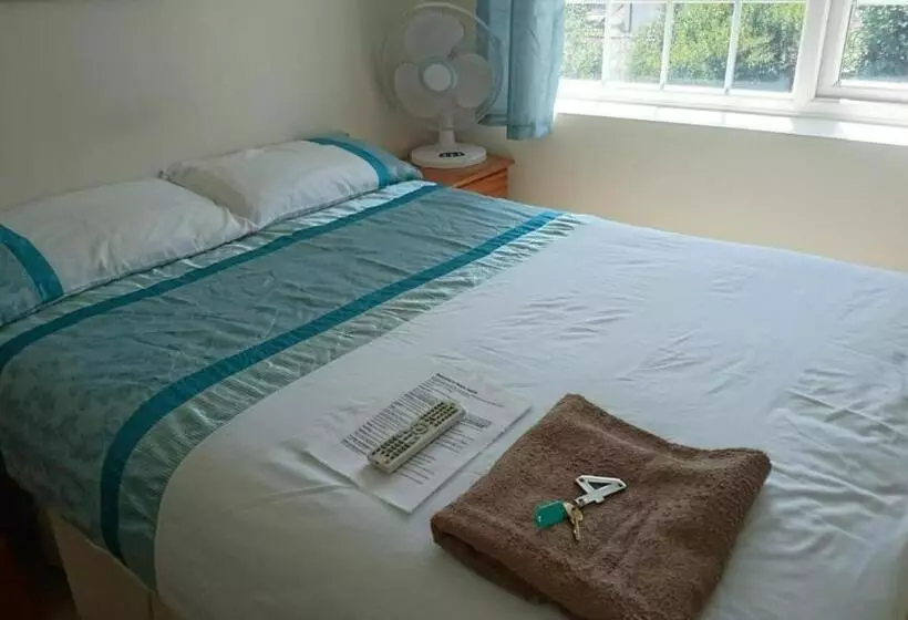 Majatalo Room In Guest Room   Double With Shared Bathroom Sleeps 1 2 Located 5 Minutes From Heathrow Dsbyr