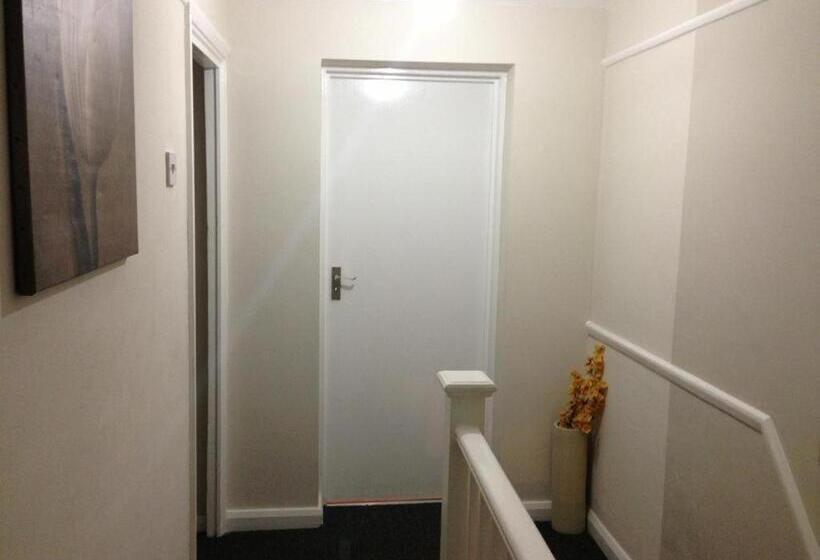 Pensione Room In Guest Room   Double With Shared Bathroom Sleeps 1 2 Located 5 Minutes From Heathrow Dsbyr