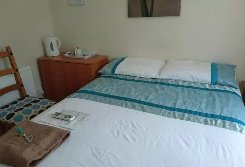 Majatalo Room In Guest Room   Double With Shared Bathroom Sleeps 1 2 Located 5 Minutes From Heathrow Dsbyr