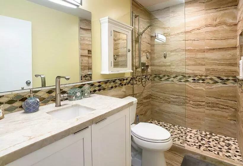 Waiohuli Beach Hale D227   Aloha La I   Oceanfront/1b1b/wifi/ac/cable/pool/extras