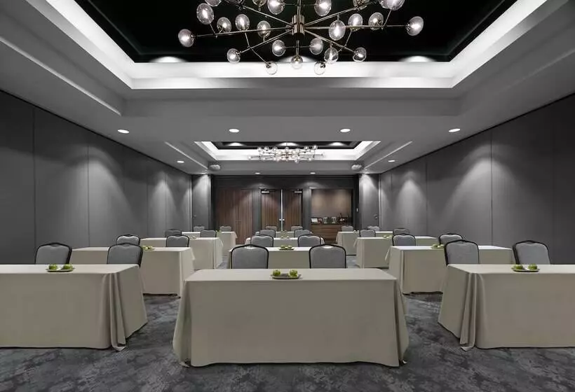 هتل Hilton Garden Inn Toronto Airport