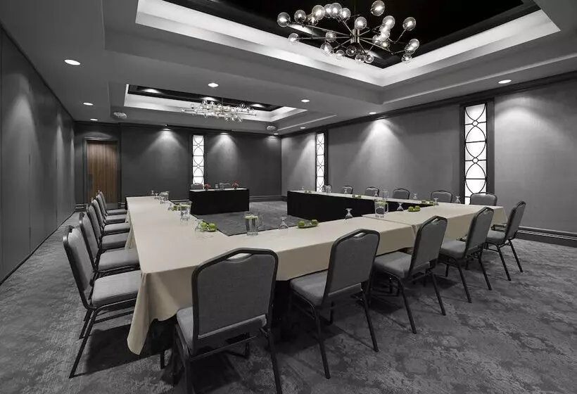 هتل Hilton Garden Inn Toronto Airport