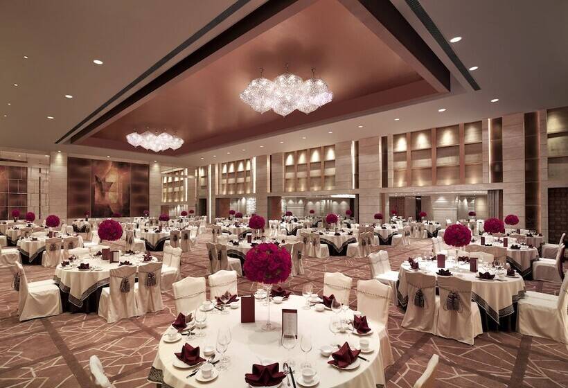 Отель New World Dalian