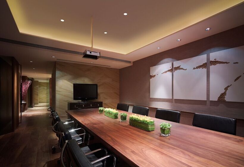 Отель New World Dalian