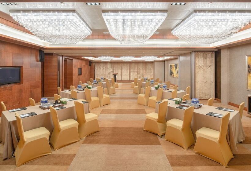 Отель New World Dalian