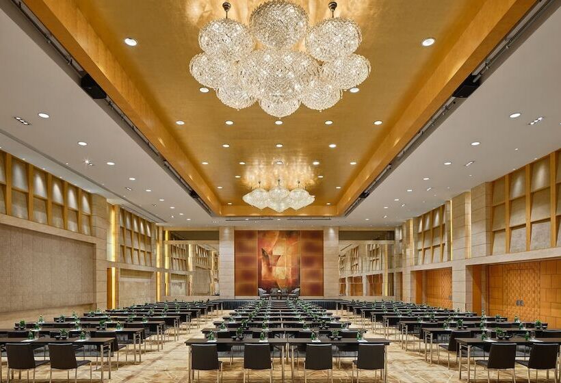 Отель New World Dalian