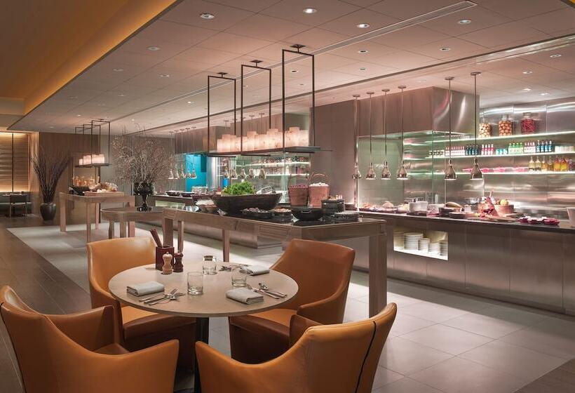 Отель New World Dalian