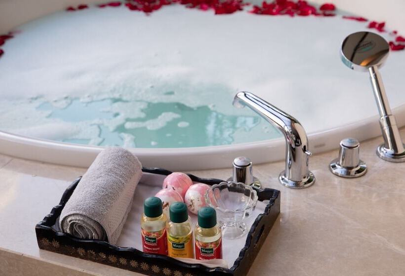 Отель New World Dalian