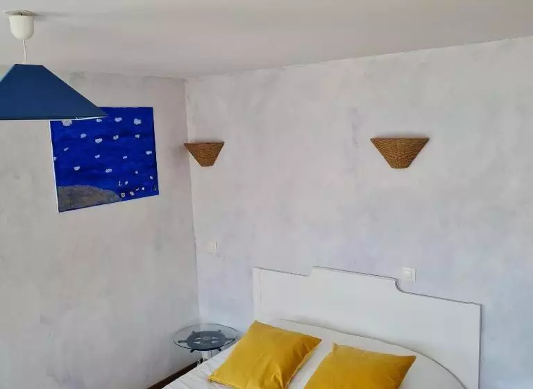 تختخواب و صبحانه Les Mouettes Blessées