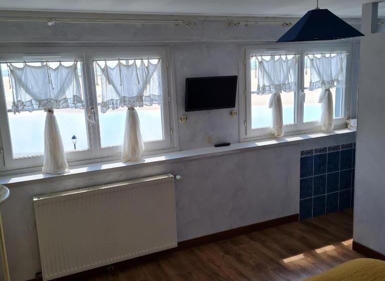 تختخواب و صبحانه Les Mouettes Blessées