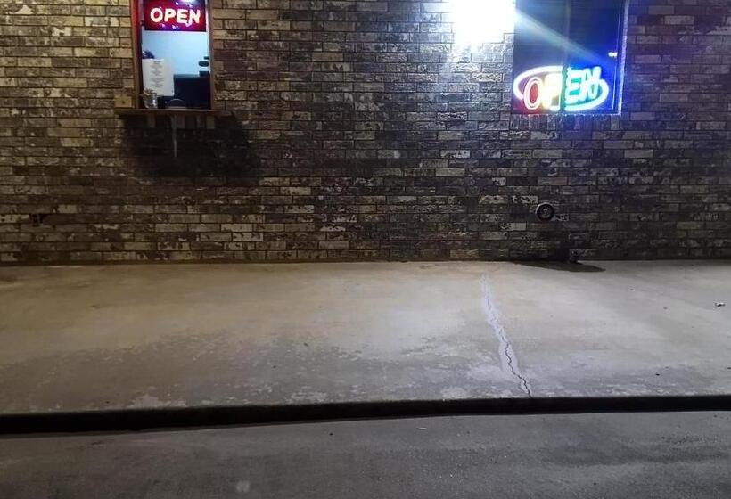 汽车旅馆 Coachman S Inn & Suites