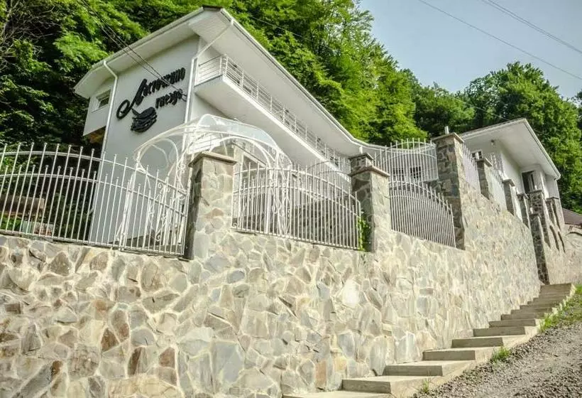 ホテル ластівчине гніздо
