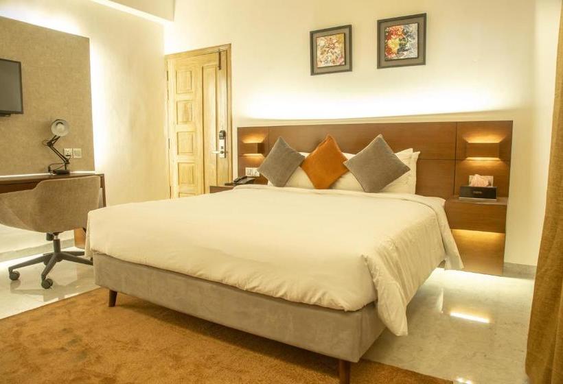 בית מלון כפרי Jatra Flagship Chattogram City Centre