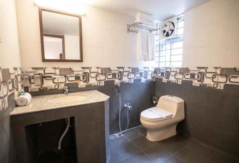 בית מלון כפרי Jatra Flagship Chattogram City Centre