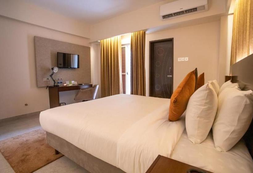 בית מלון כפרי Jatra Flagship Chattogram City Centre