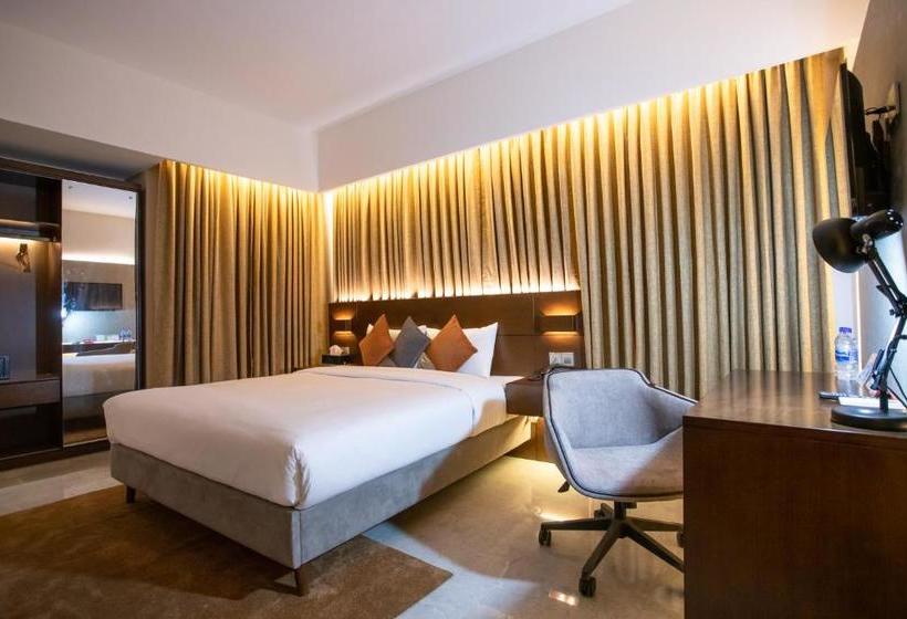 בית מלון כפרי Jatra Flagship Chattogram City Centre