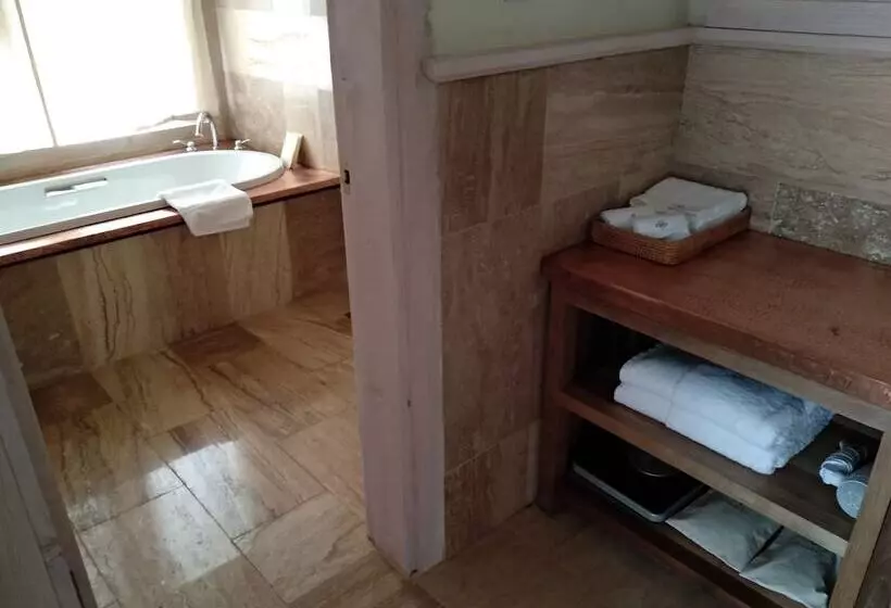 ホテル Songtsam Linka Bomi