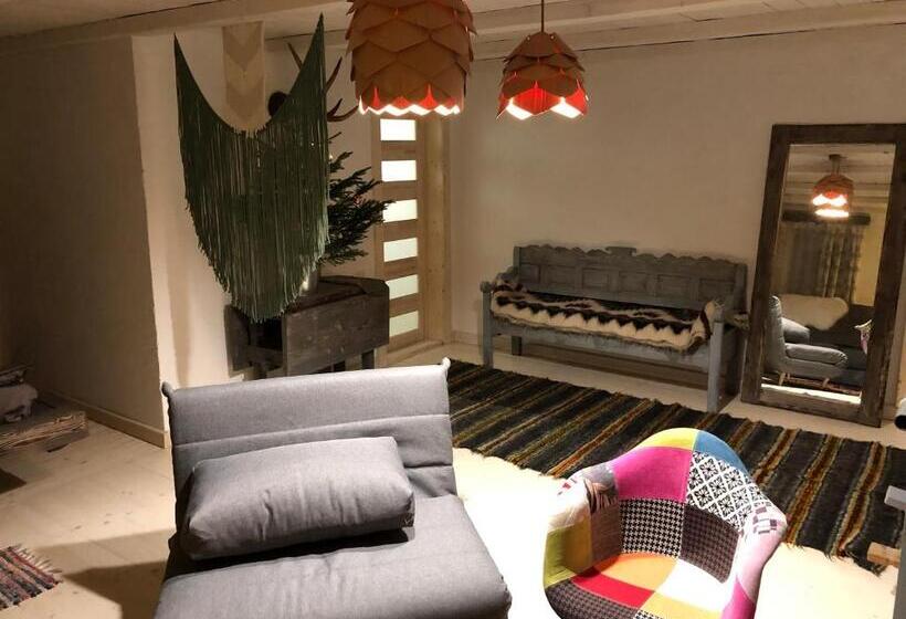 Hostel гуцульська хата