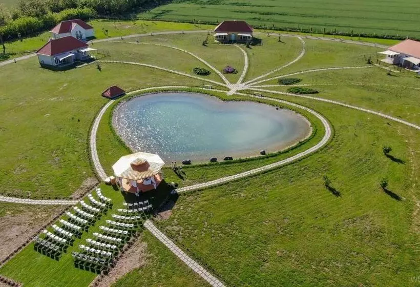 Hotelli Chalets Franciska Major, Pro Village