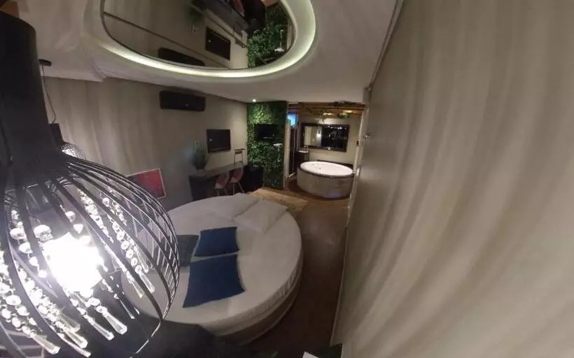 Motel Paradiso   Tapera